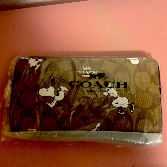 Coach x peanuts  ( snoopy) zip around wallet limited edition new / tags sold out - Picture 3 of 11
